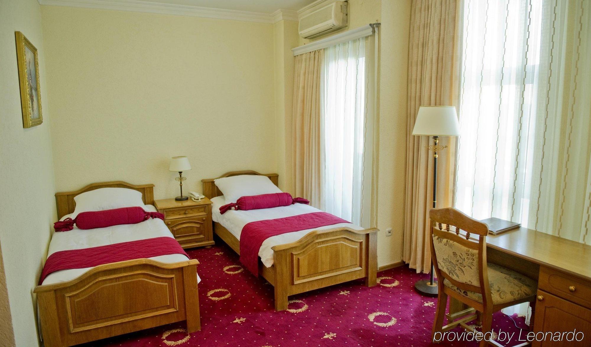 Hotel Victory Приштина Экстерьер фото