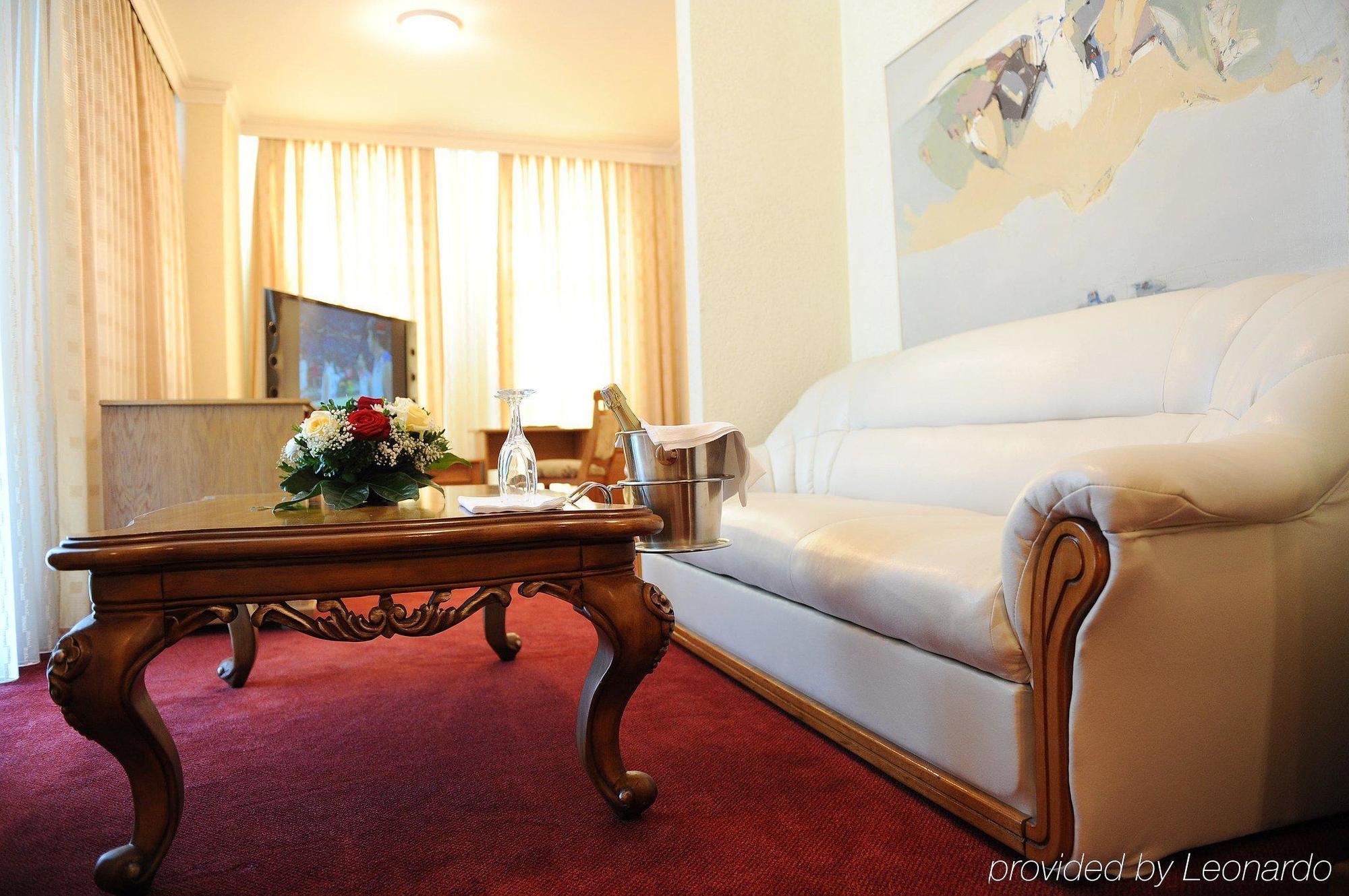 Hotel Victory Приштина Экстерьер фото